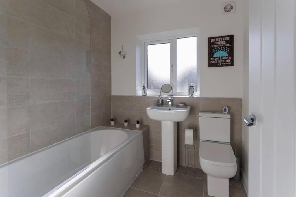 Luxury 3-Bedroom, 2-Bathroom Home Sleeps 7 People Ливърпул Екстериор снимка